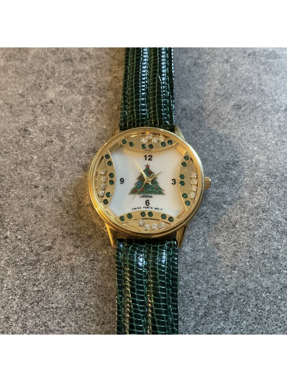 Beautiful Vintage Unisex Christmas Themed Watch 37mm Gold Tone Case B-Z